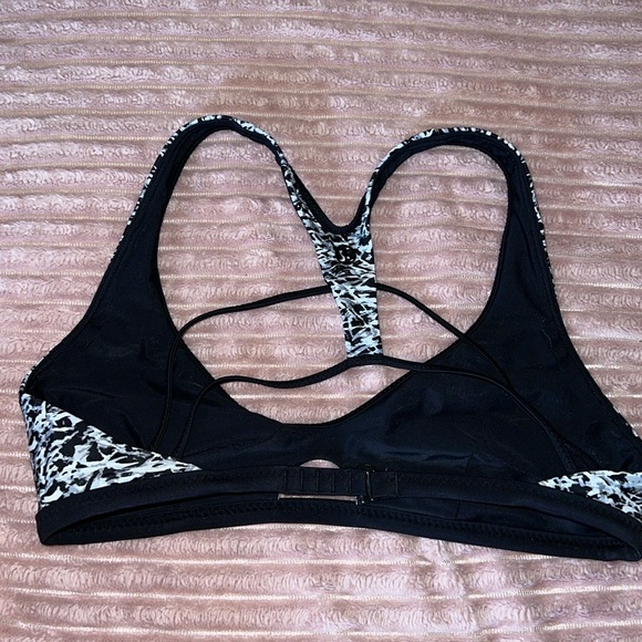 Lululemon Surf To Sand Sport Top Mini Ripple White Seal Grey / Black in EUC. - Picture 9 of 12